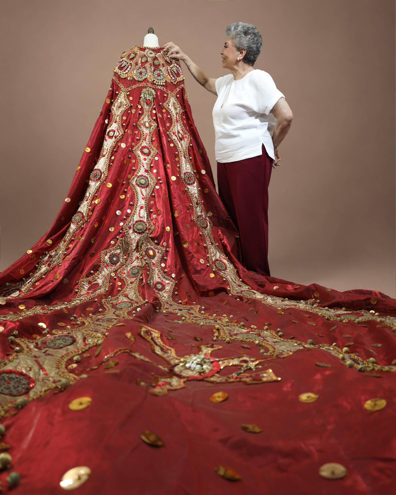 $!La creadora considera que los vestidos y las fotografías conservan la memoria de las distintas ediciones del Carnaval de Mazatlán.