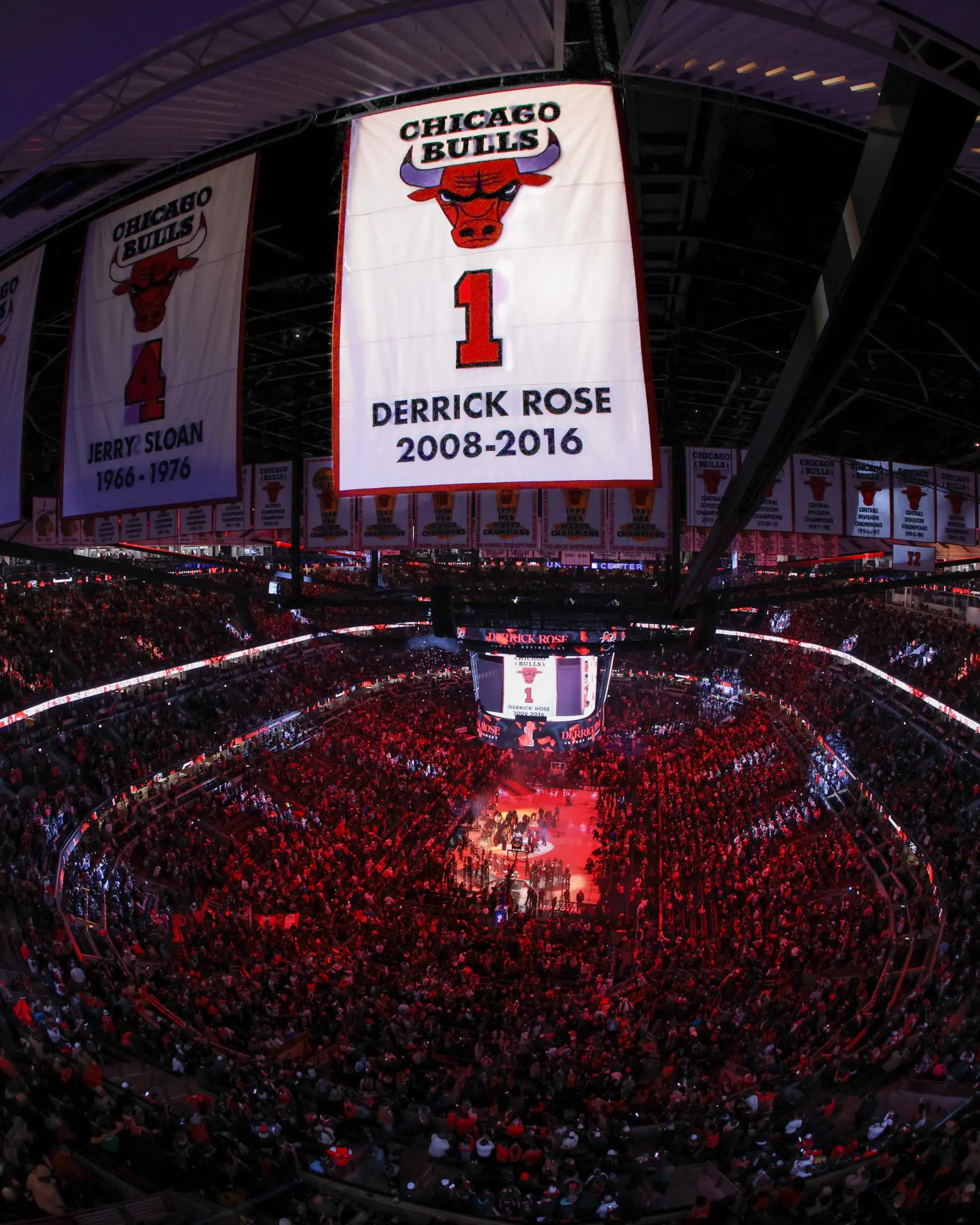 $!Derrick Rose inmortalizado en Chicago: los Bulls retiran su número 1