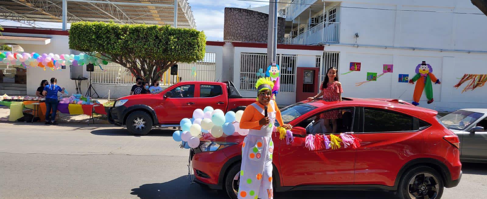 $!El Payaso Varicelín posa con una de las pequeñas para la fotografía del recuerdo.