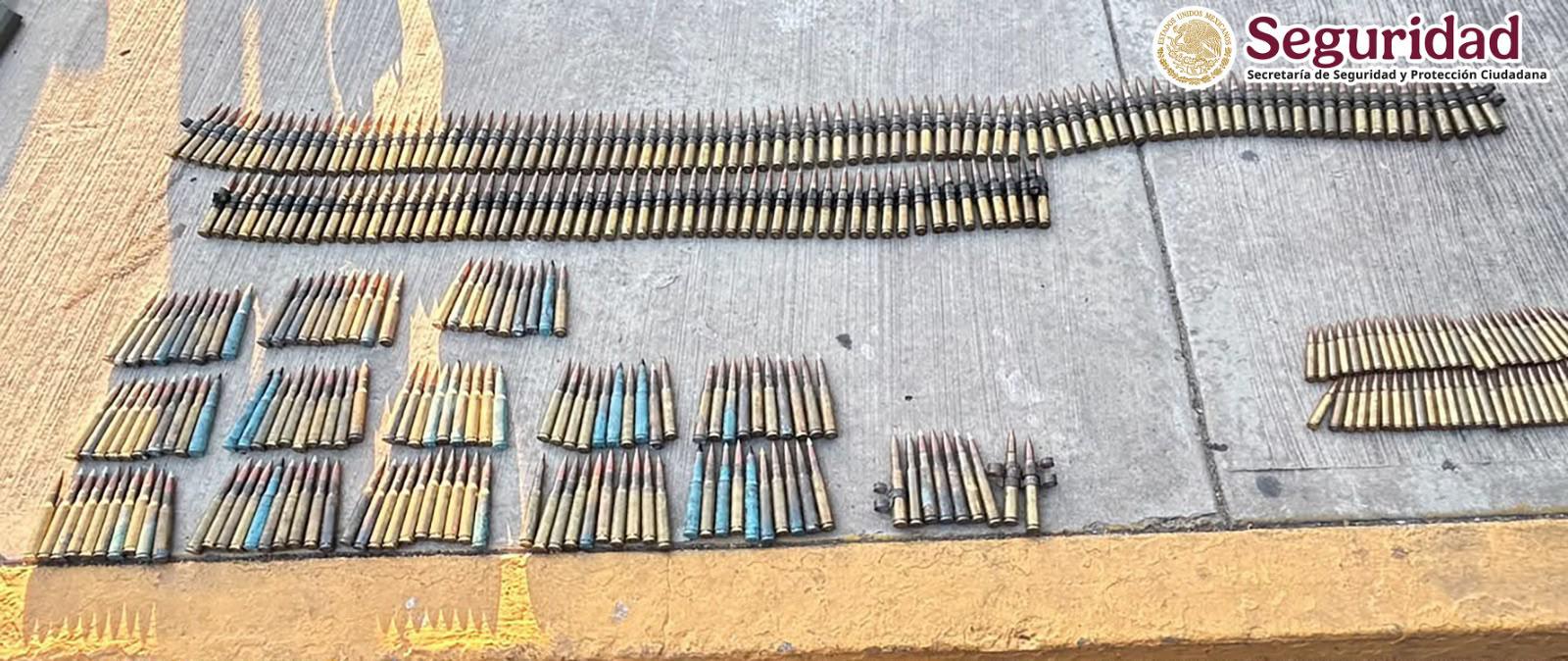 $!Fuerzas federales decomisan arsenal en camioneta cerca de presa El Varejonal, Badiraguato