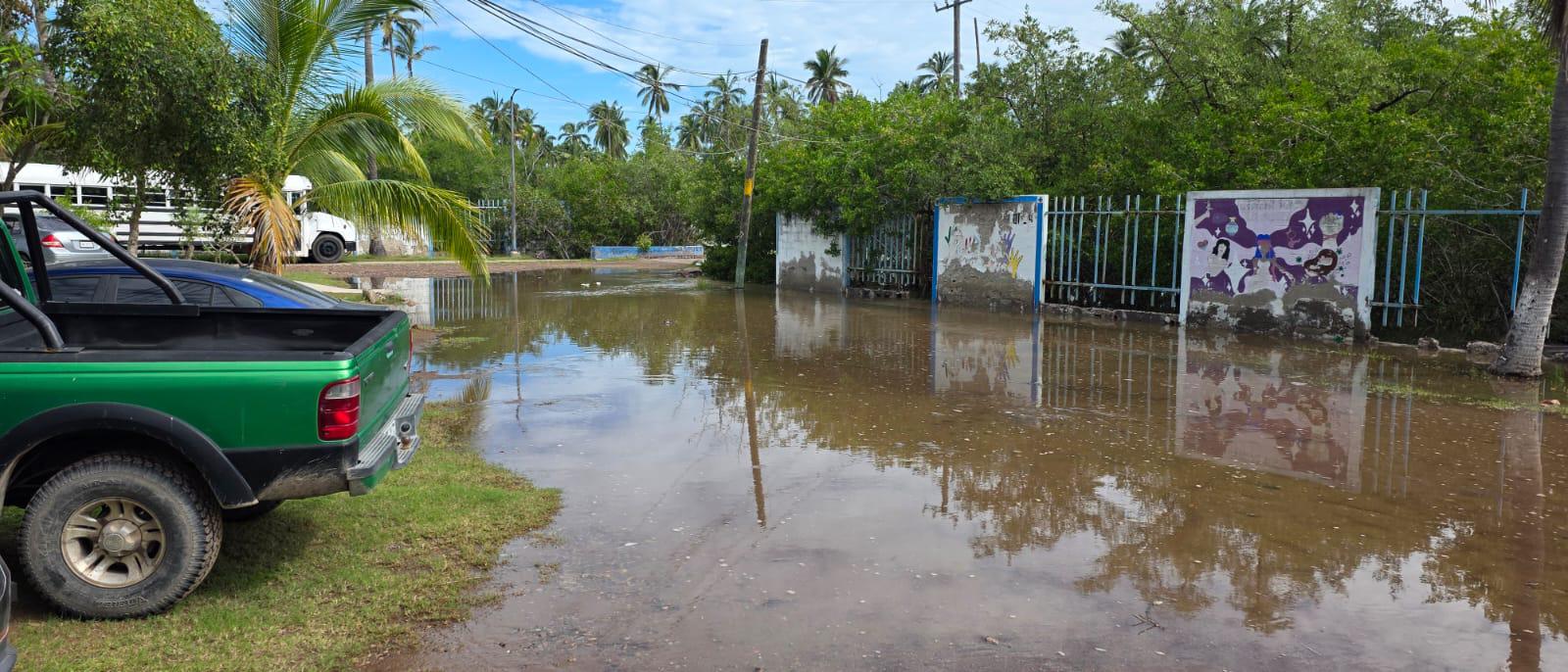 $!Marejadas en Teacapán dejan afectaciones en el Cetmar