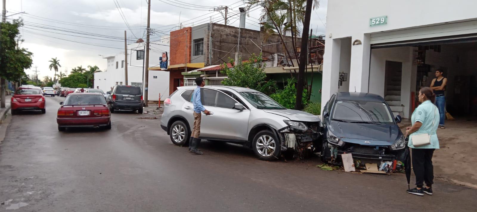 $!Por lluvia intensa, en Culiacán vehículos fueron arrastrados en calles