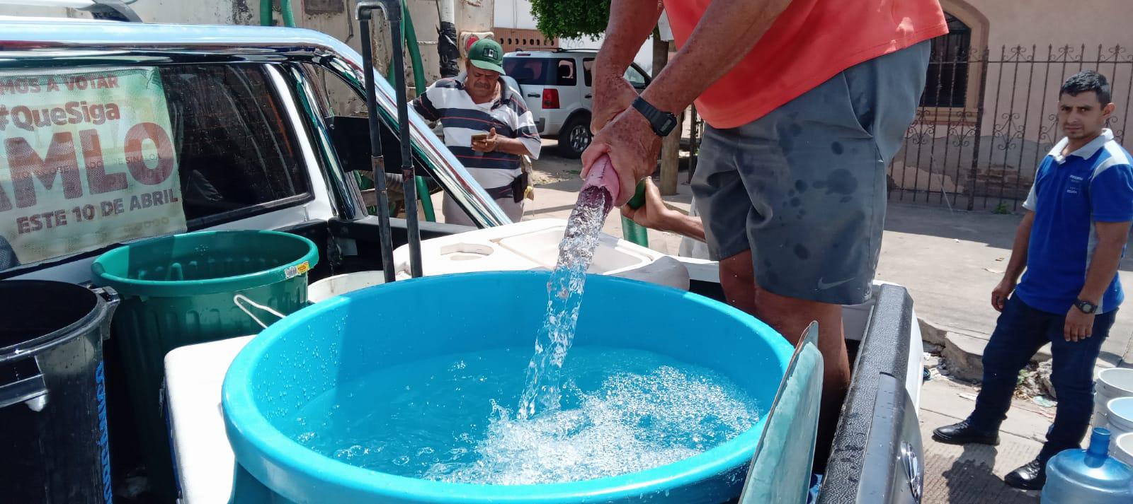 $!En medio de la urgencia y bajo el sol, aguardan por recibir agua en pipas en Culiacán