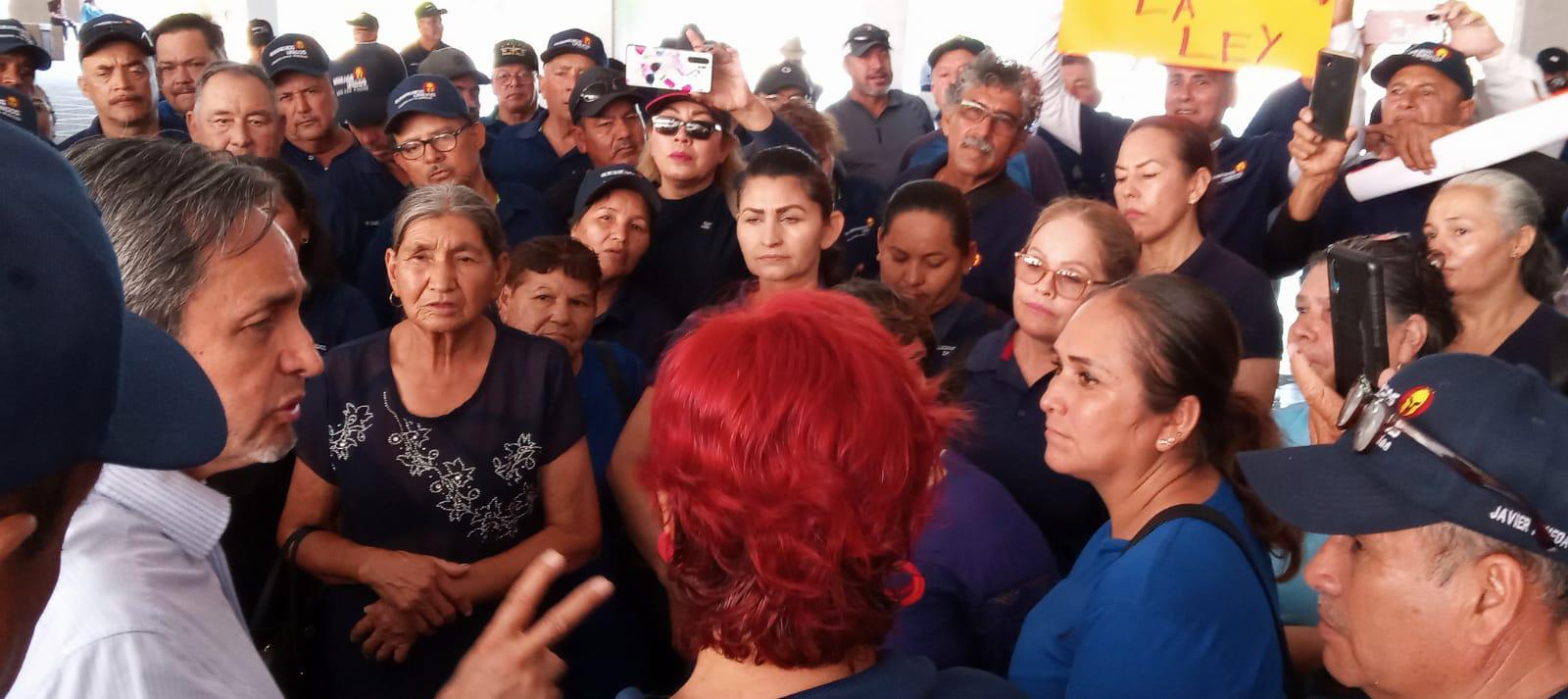 $!Marchan policías en Culiacán en exigencia de la dignificación de su profesión