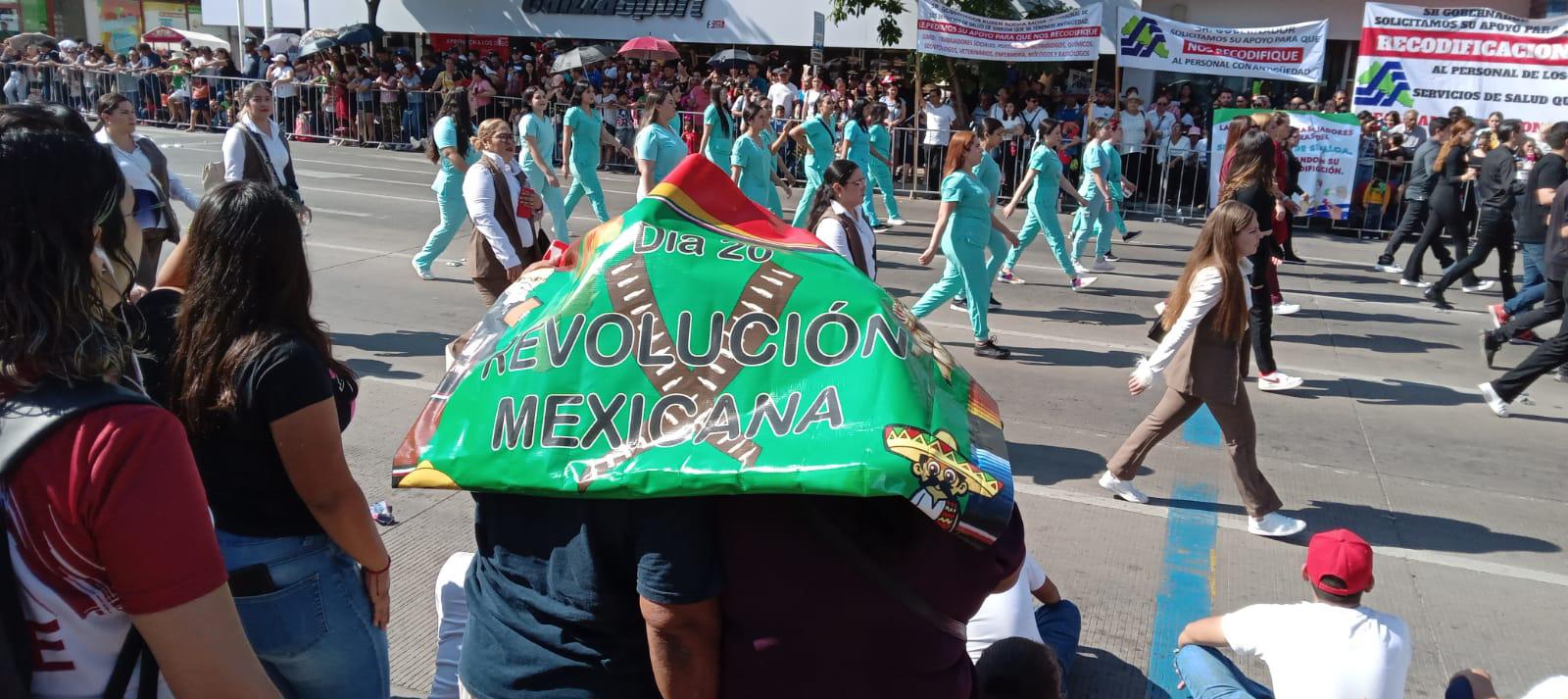 $!Disfrutan culiacanenses del desfile del Día de la Revolución