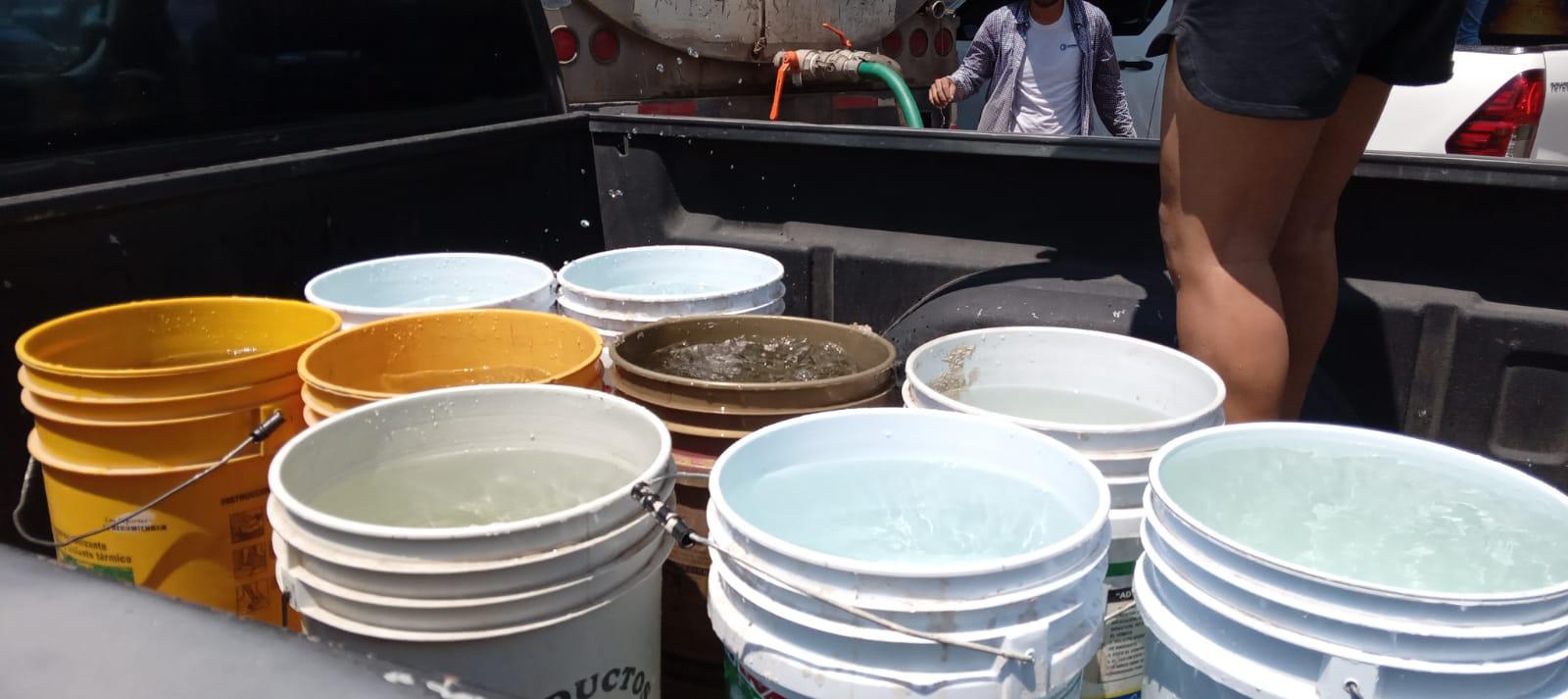 $!En medio de la urgencia y bajo el sol, aguardan por recibir agua en pipas en Culiacán