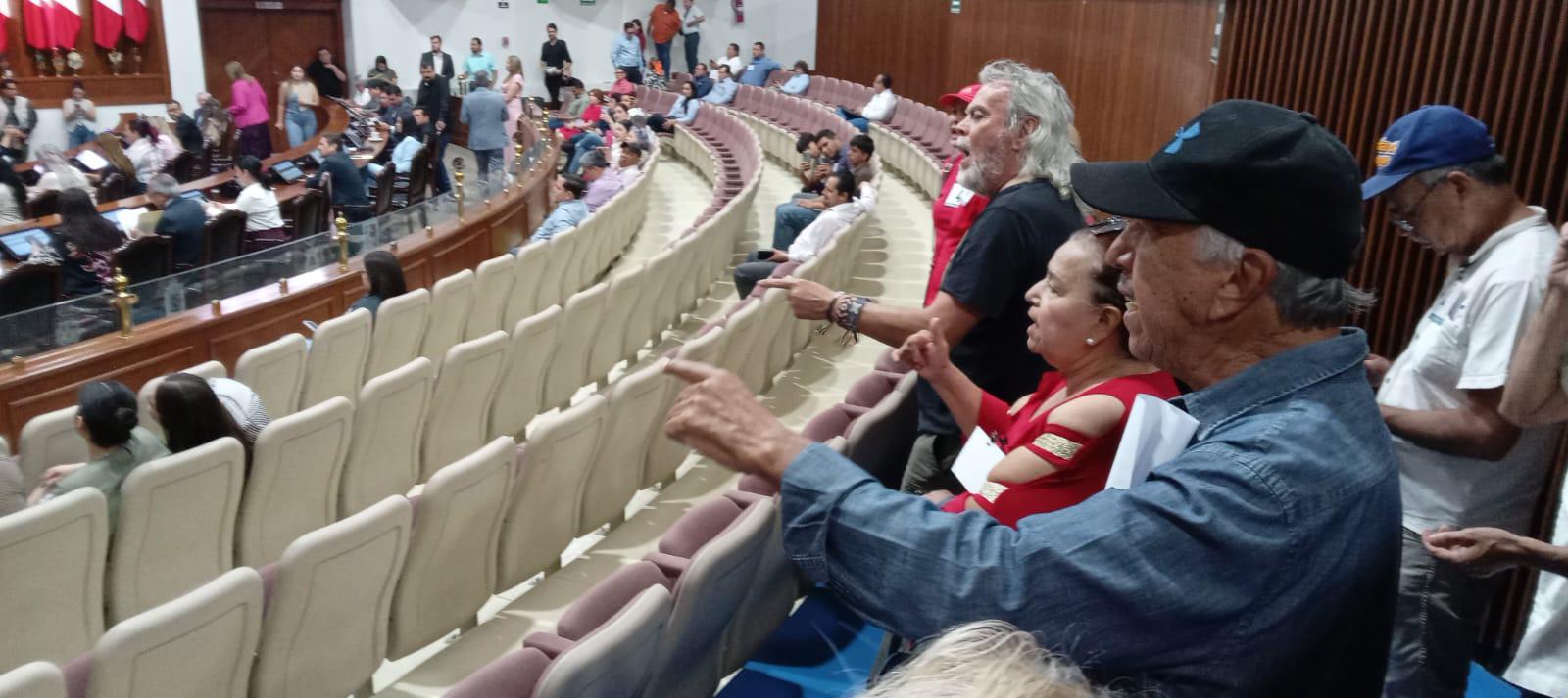 $!CNTE se manifiesta en el Congreso de Sinaloa como apoyo a movimiento nacional