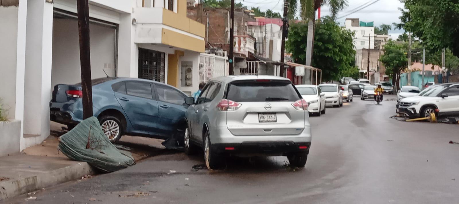 $!Por lluvia intensa, en Culiacán vehículos fueron arrastrados en calles
