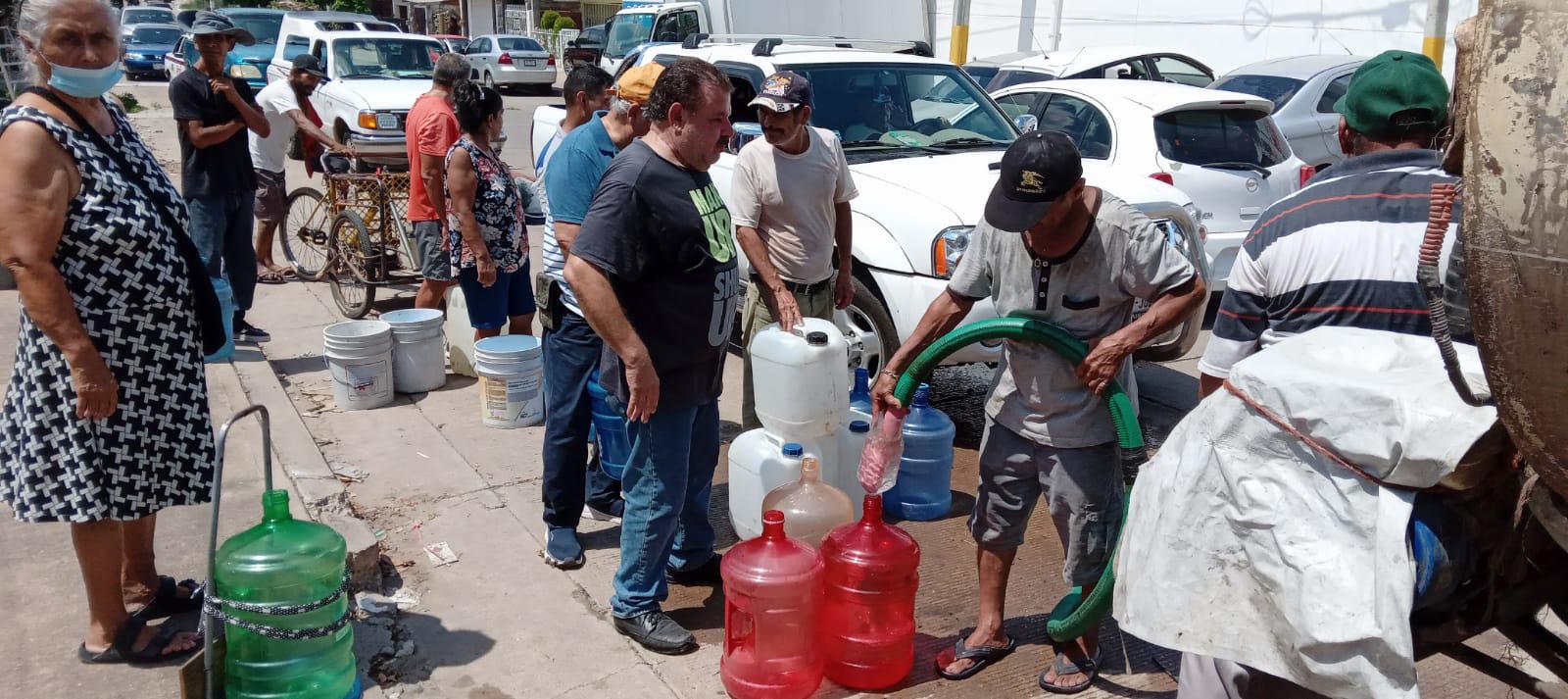 $!En medio de la urgencia y bajo el sol, aguardan por recibir agua en pipas en Culiacán