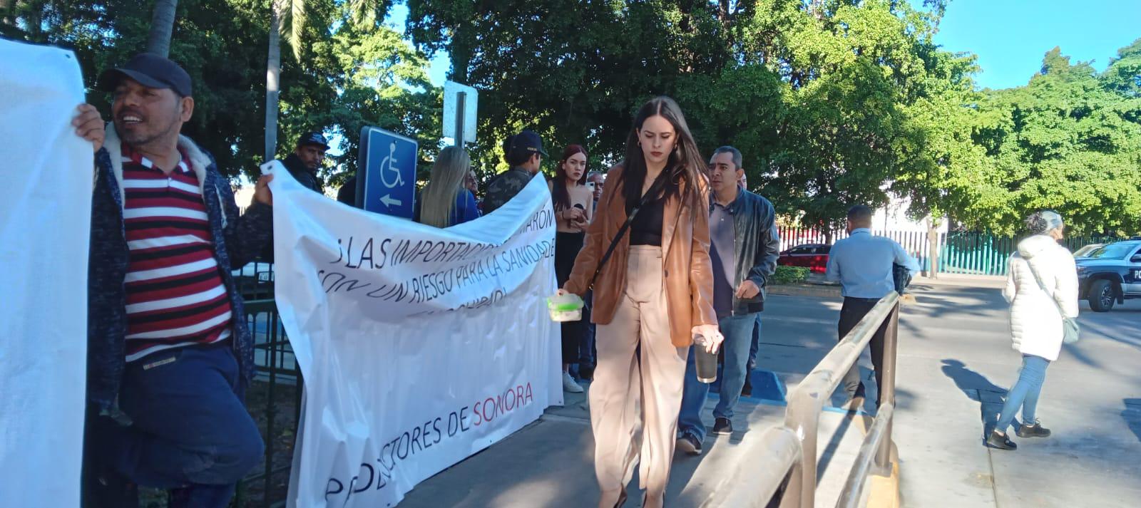 $!Acuacultores del noroeste del País toman el Palacio de Gobierno de Sinaloa