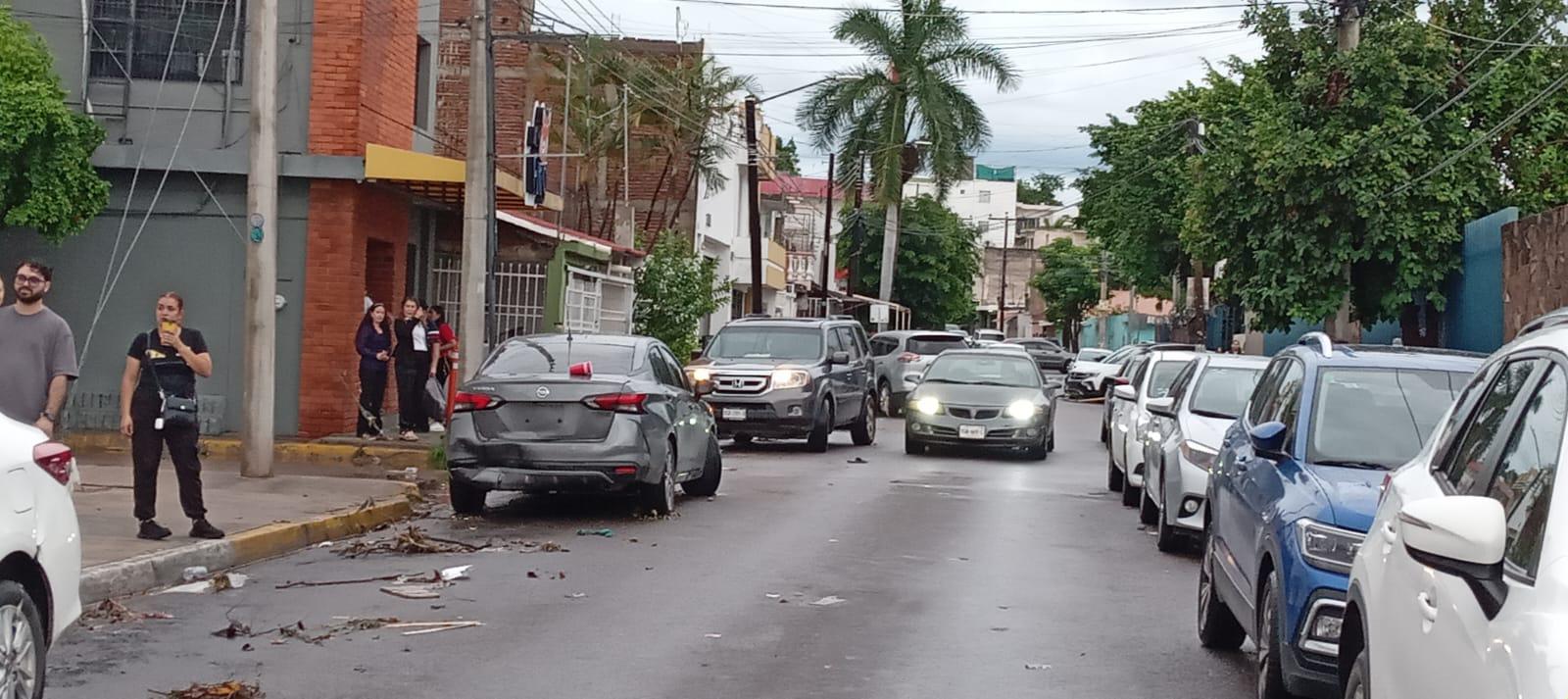 $!Por lluvia intensa, en Culiacán vehículos fueron arrastrados en calles
