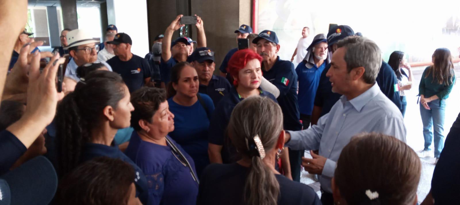 $!Marchan policías en Culiacán en exigencia de la dignificación de su profesión
