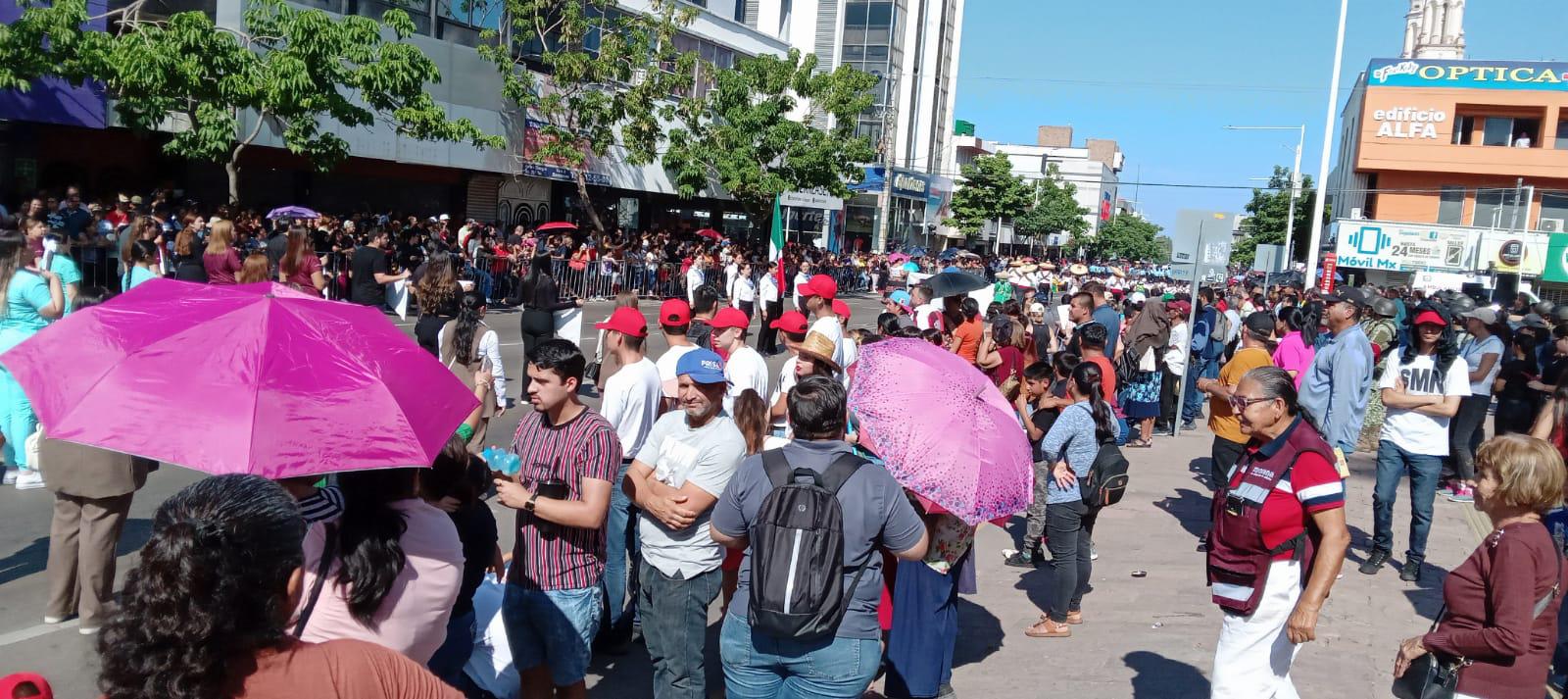 $!Disfrutan culiacanenses del desfile del Día de la Revolución