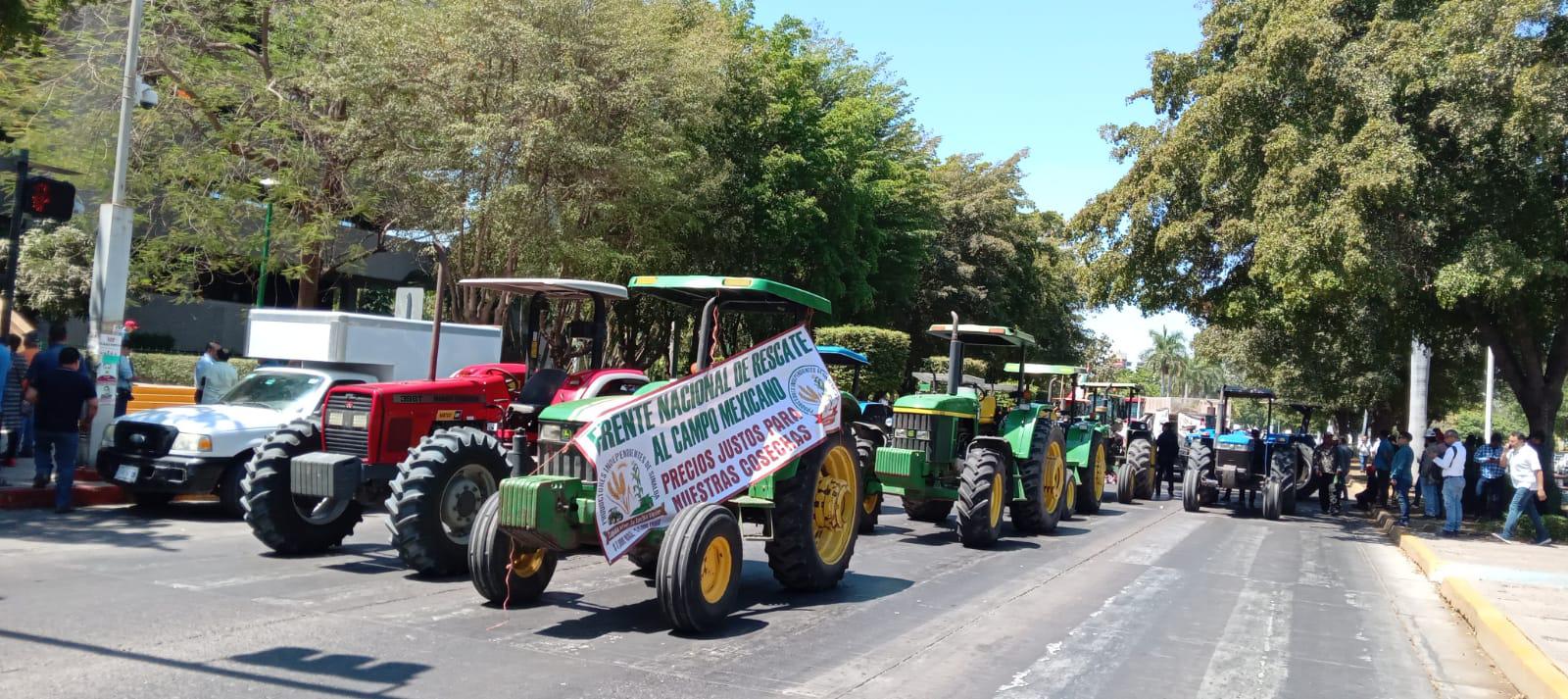 $!Agricultores se manifiestan en Palacio de Gobierno y toman vialidades