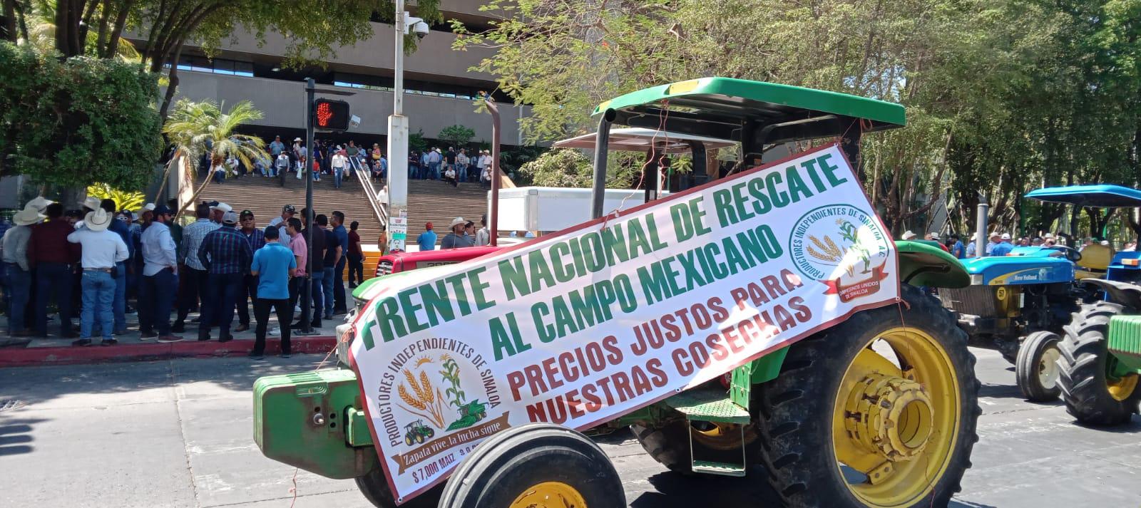 $!Agricultores se manifiestan en Palacio de Gobierno y toman vialidades