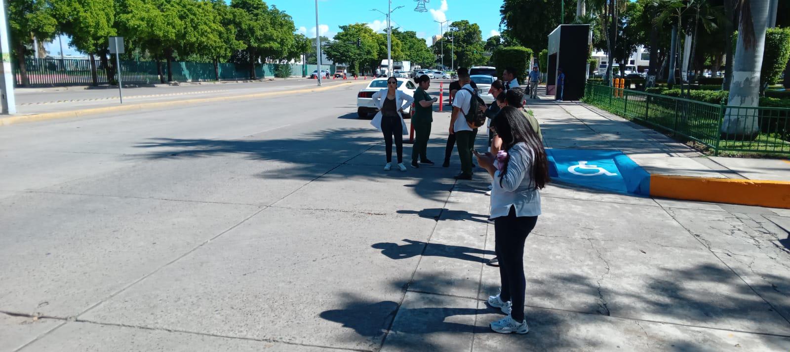 $!Trabajadores de IMSS Bienestar bloquean vialidad en Culiacán para exigir basificación