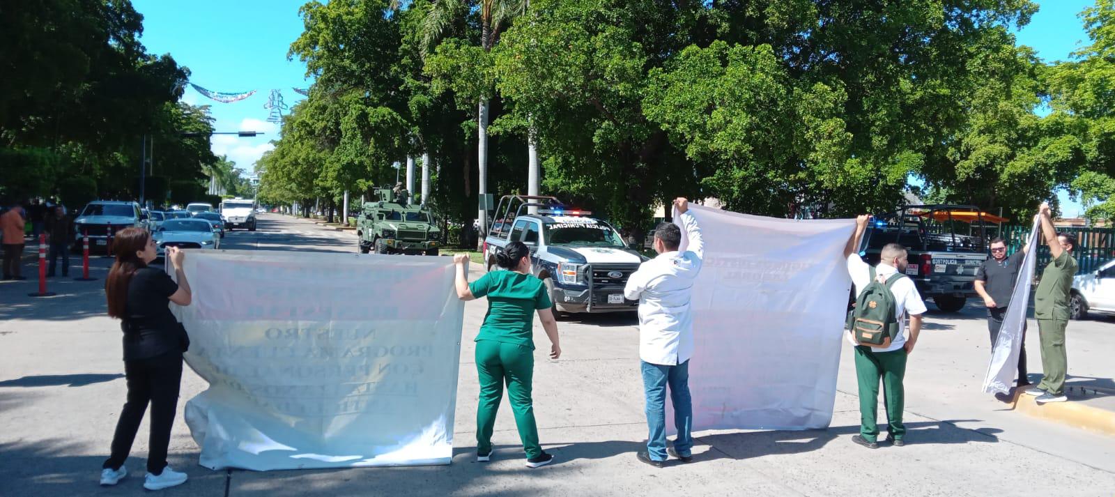 $!Trabajadores de IMSS Bienestar bloquean vialidad en Culiacán para exigir basificación
