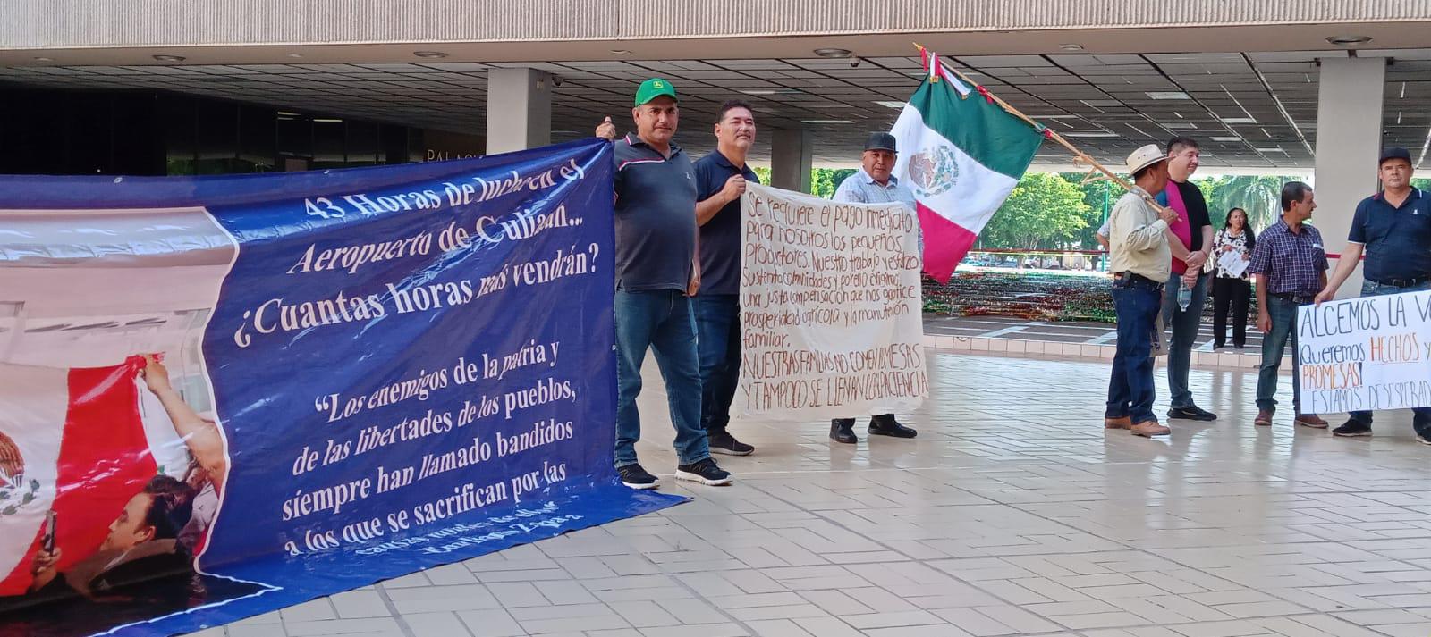 $!Productores de Sinaloa que tienen pendiente el pago se manifiestan en Palacio de Gobierno