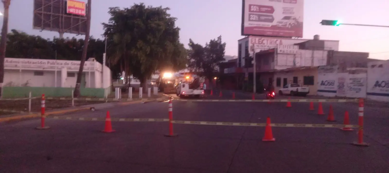 $!Cierran circulación en la Avenida Lázaro Cárdenas por reparación de fuga; Japac trabaja en zona de ‘La Canasta’