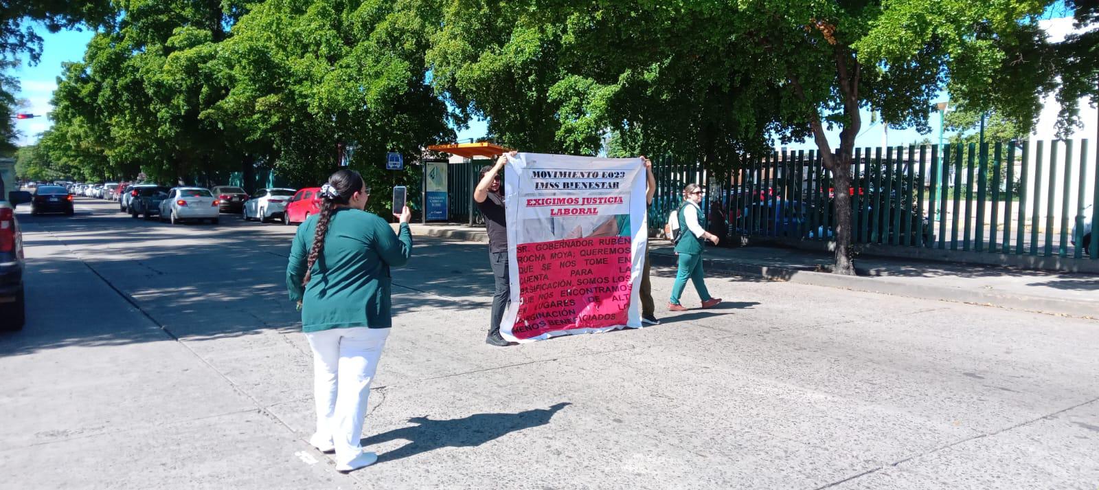 $!Trabajadores de IMSS Bienestar bloquean vialidad en Culiacán para exigir basificación