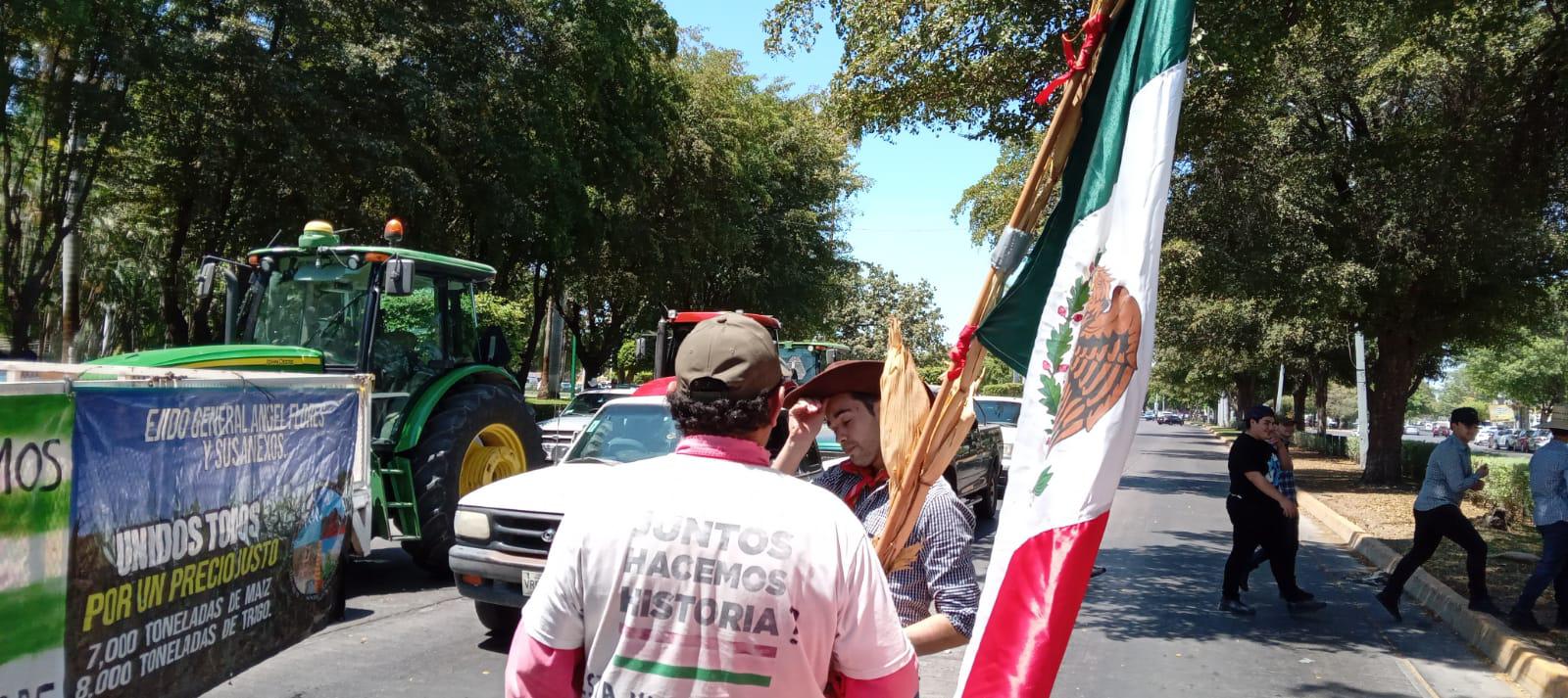$!Agricultores se manifiestan en Palacio de Gobierno y toman vialidades