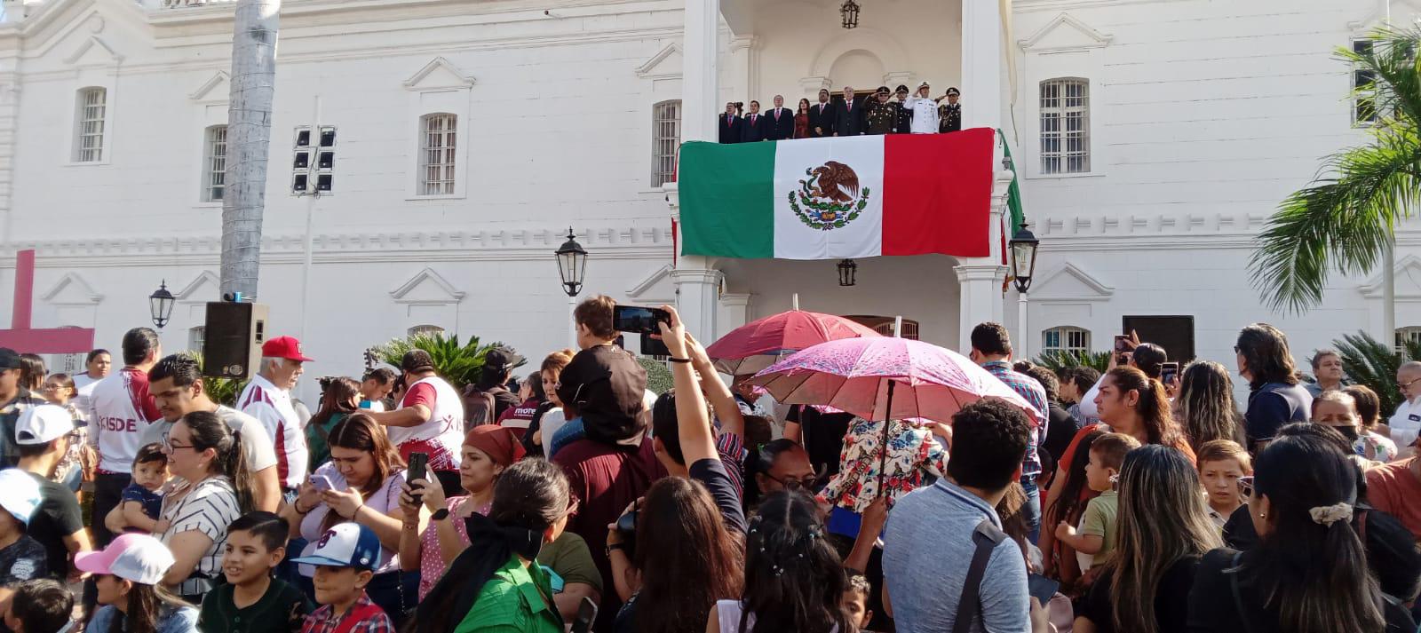 $!Disfrutan culiacanenses del desfile del Día de la Revolución