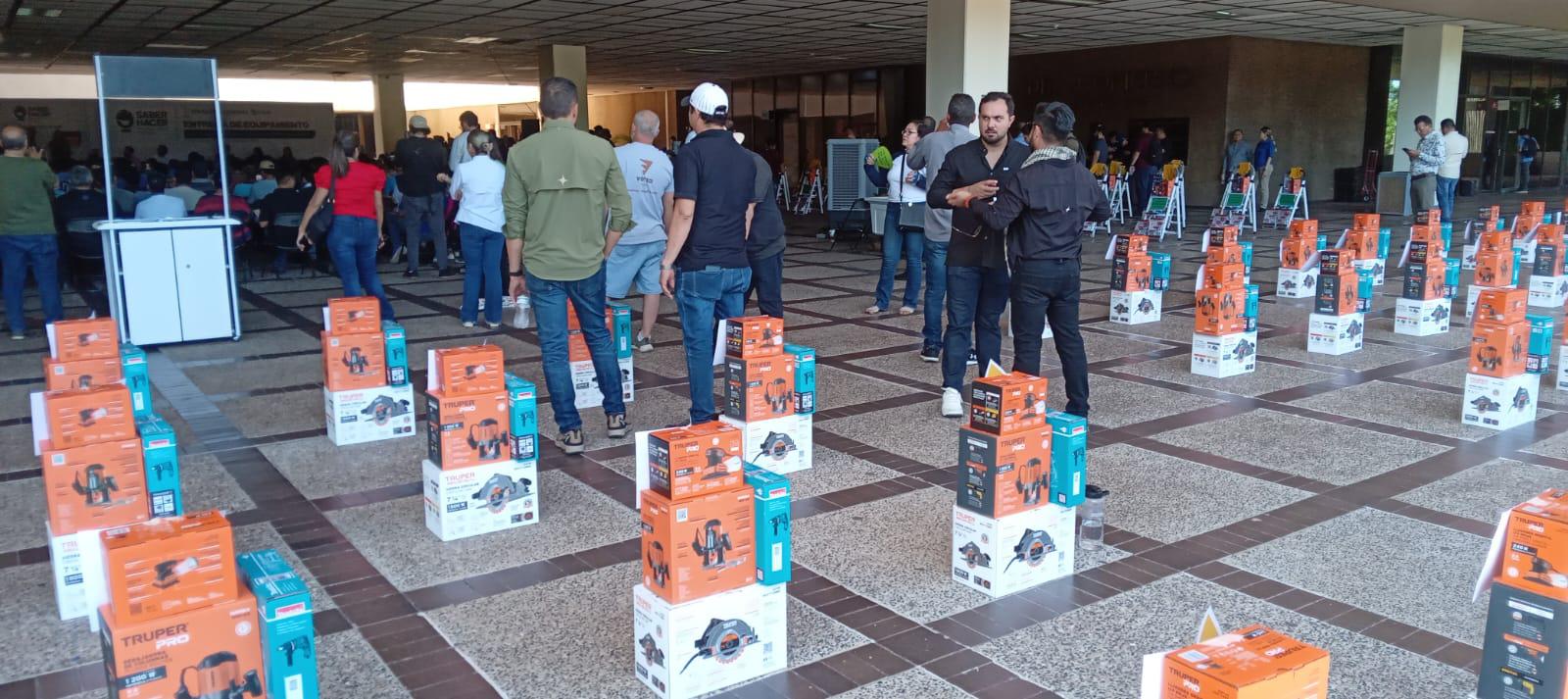 $!Gobierno de Sinaloa entrega más de un millón de pesos en equipo para oficios en Culiacán