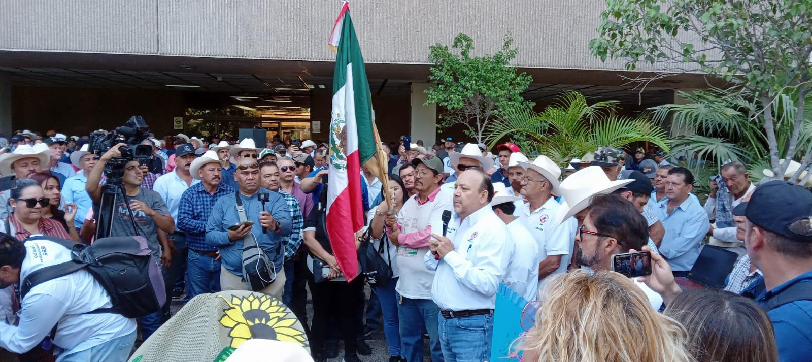$!Maiceros toman Culiacán y paralizan el Aeropuerto