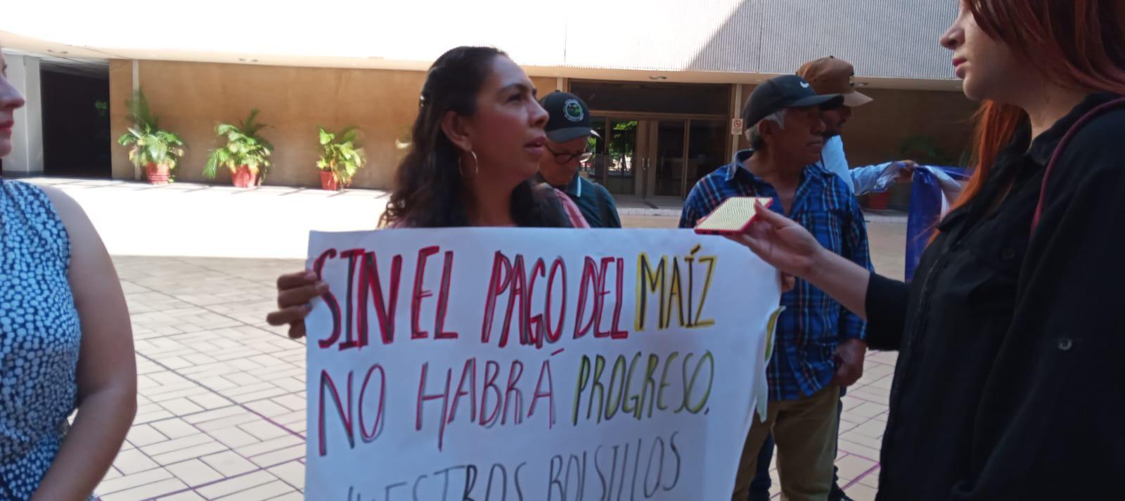 $!Productores de Sinaloa que tienen pendiente el pago se manifiestan en Palacio de Gobierno