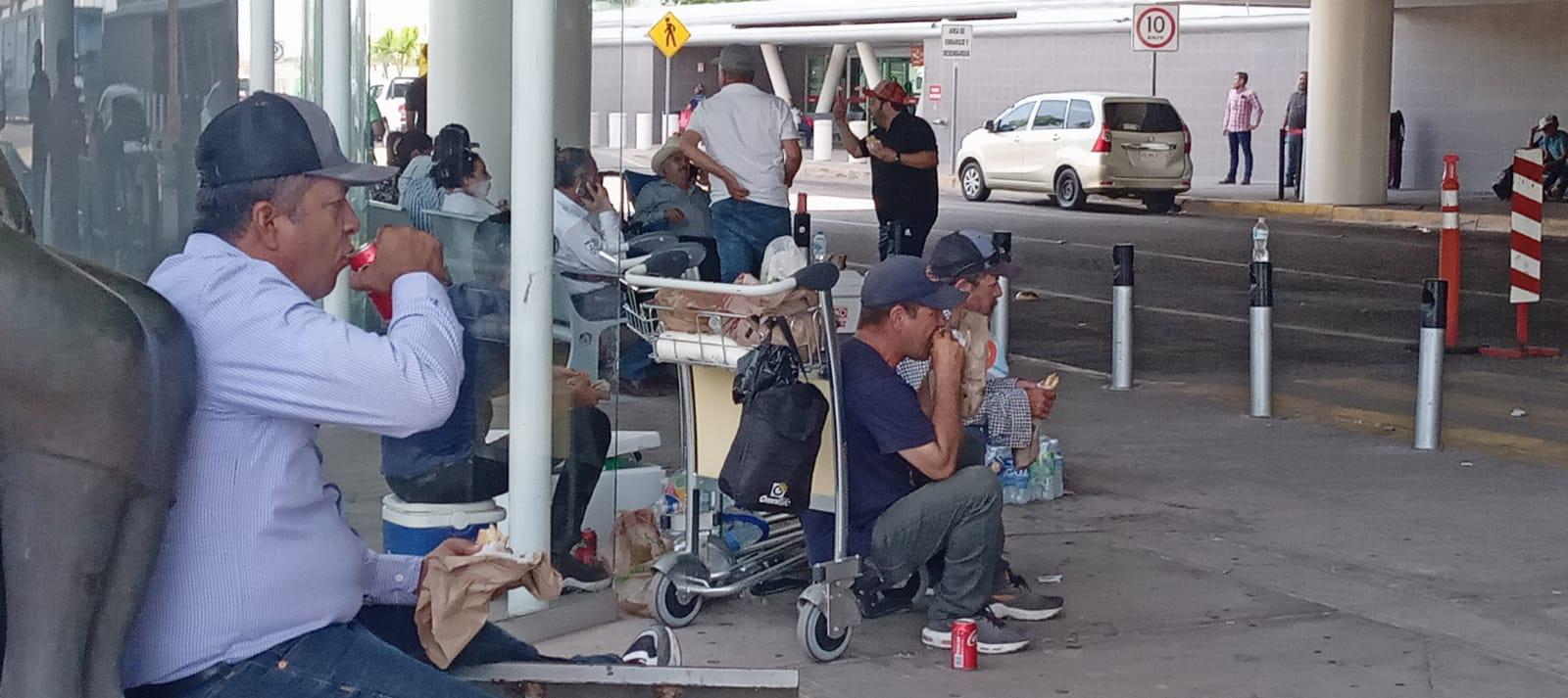 $!La toma del Aeropuerto de Culiacán trae enojo, cansancio y decepción