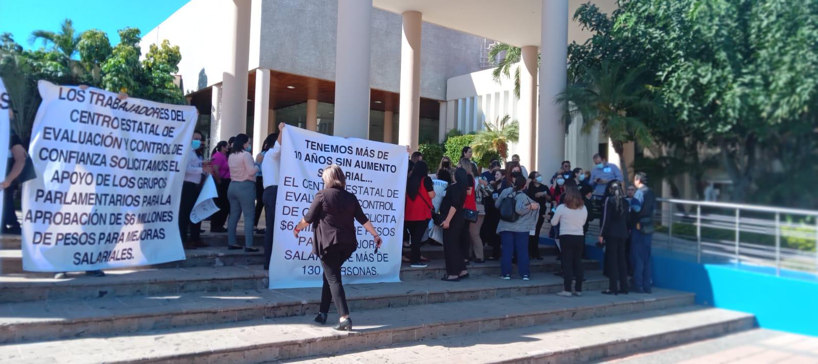 $!Trabajadores del C3 reclaman en el Congreso de Sinaloa aumento de sueldo después de 12 años