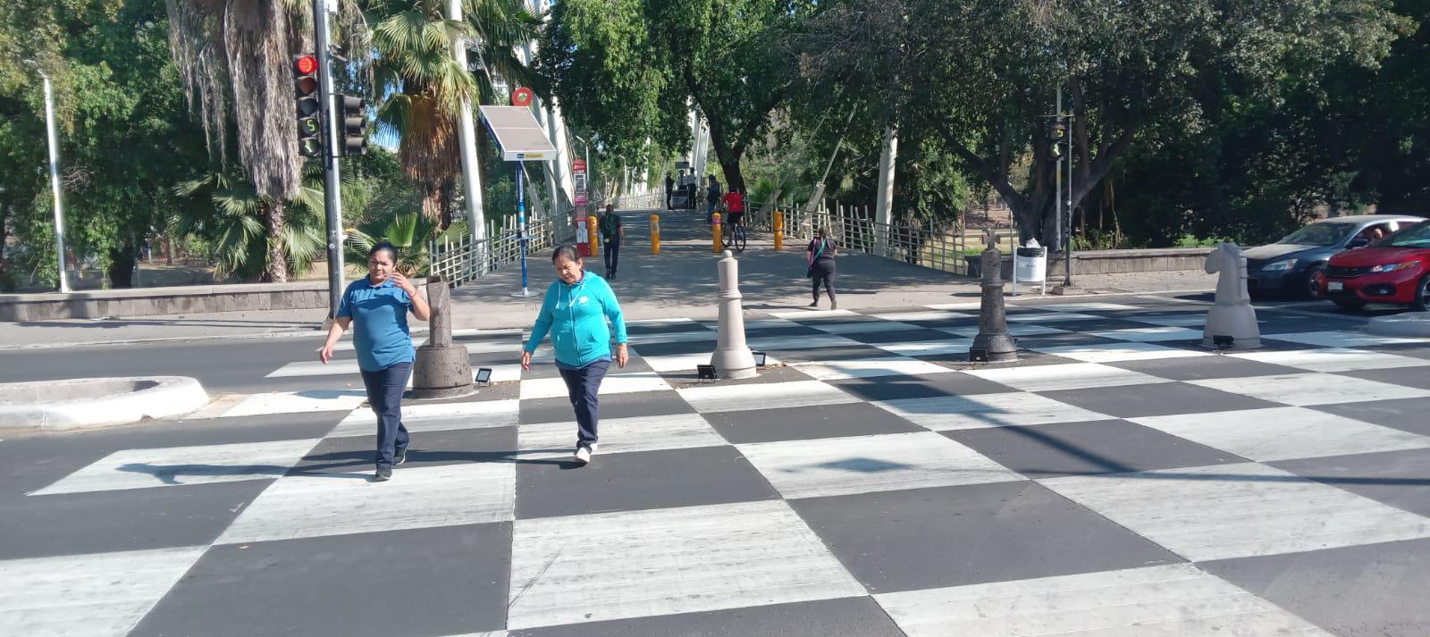 $!Con piezas de ajedrez incentivan respeto al peatón en Culiacán