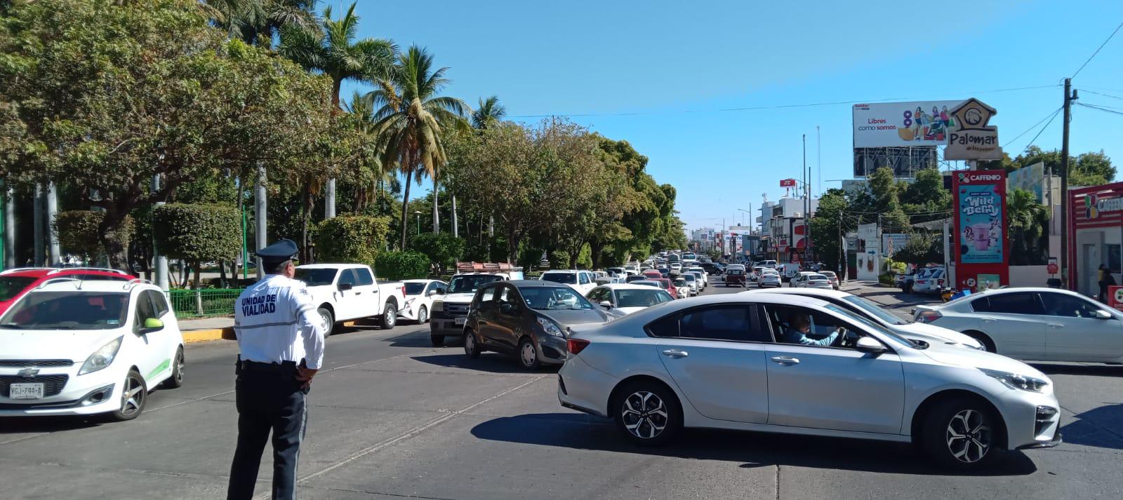 $!Trabajadores de Salud toman la Avenida Insurgentes en Culiacán
