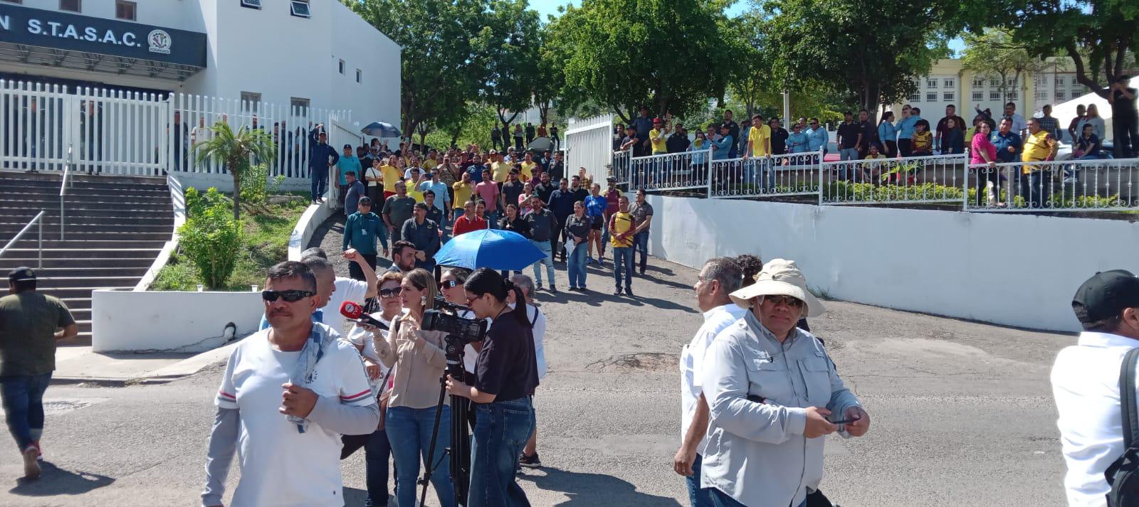 $!Trabajadores y jubilados del Stasac se enfrentan frente al sindicato
