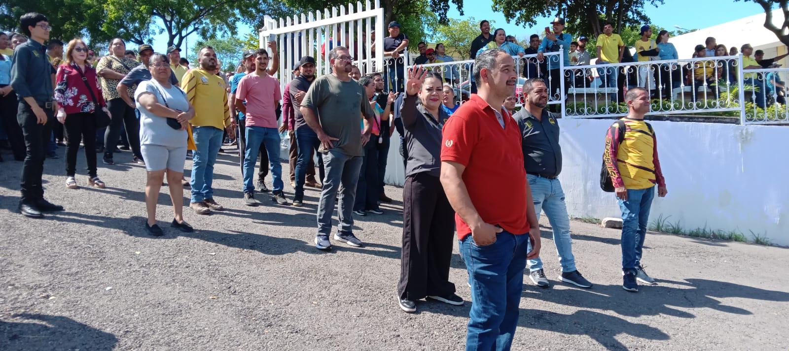 $!Trabajadores y jubilados del Stasac se enfrentan frente al sindicato