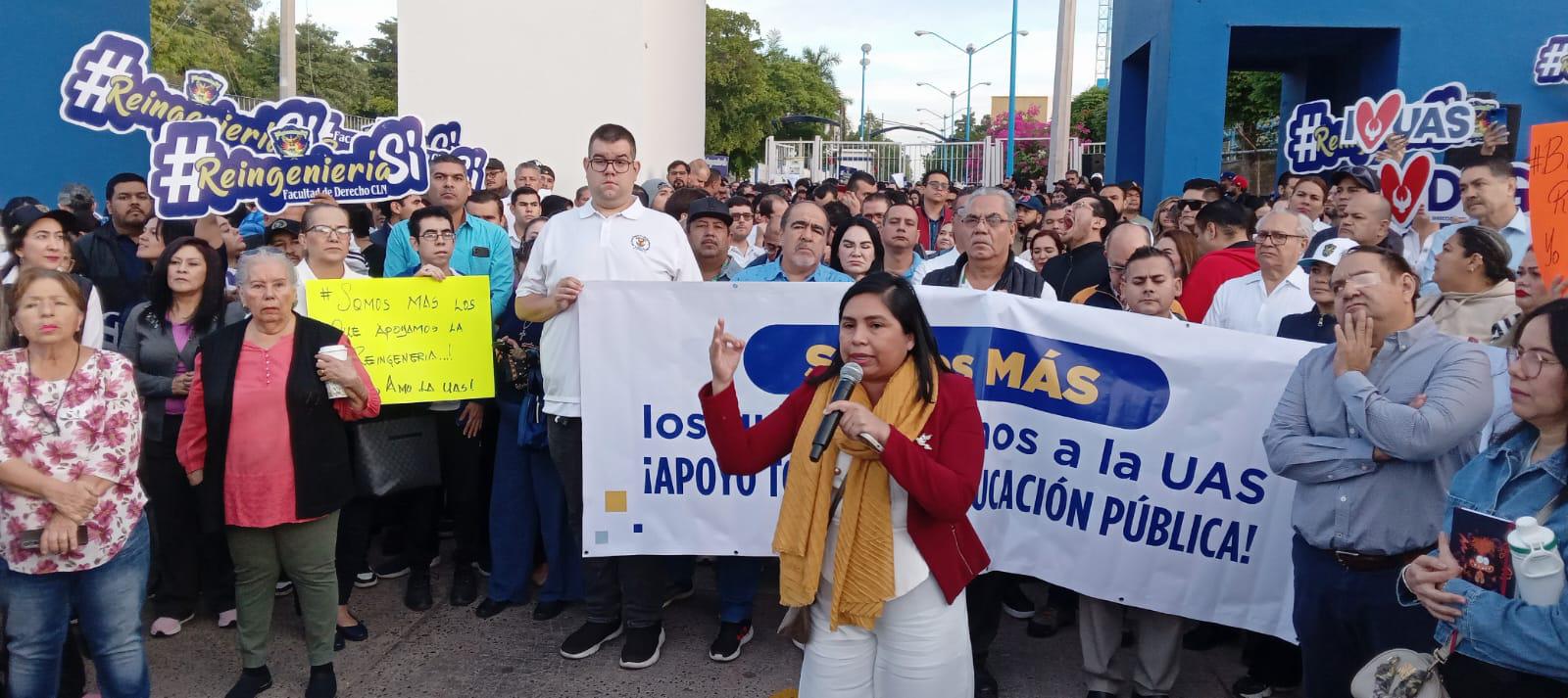 $!Empleados de la UAS se manifiestan en Culiacán pidiendo más presupuesto y respaldando al Rector