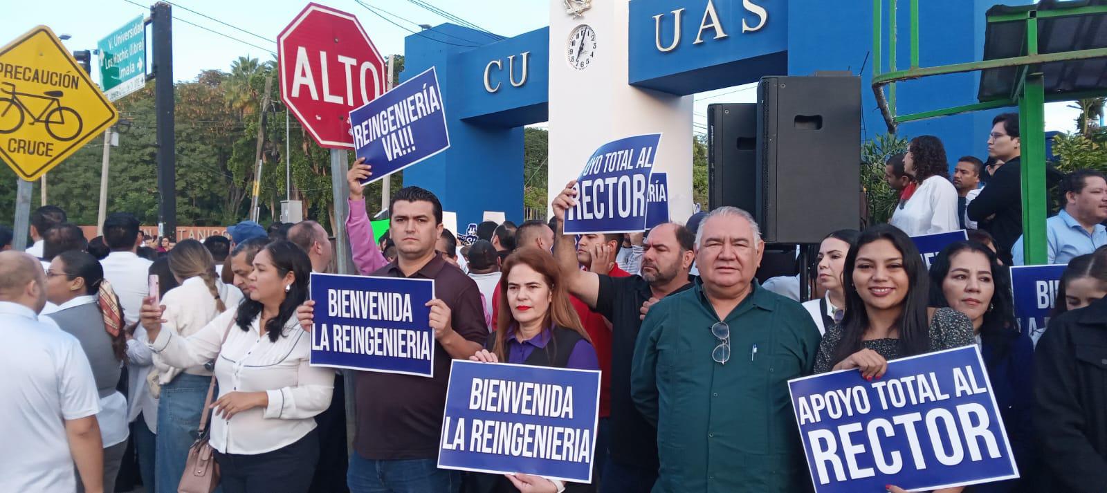 $!Empleados de la UAS se manifiestan en Culiacán pidiendo más presupuesto y respaldando al Rector