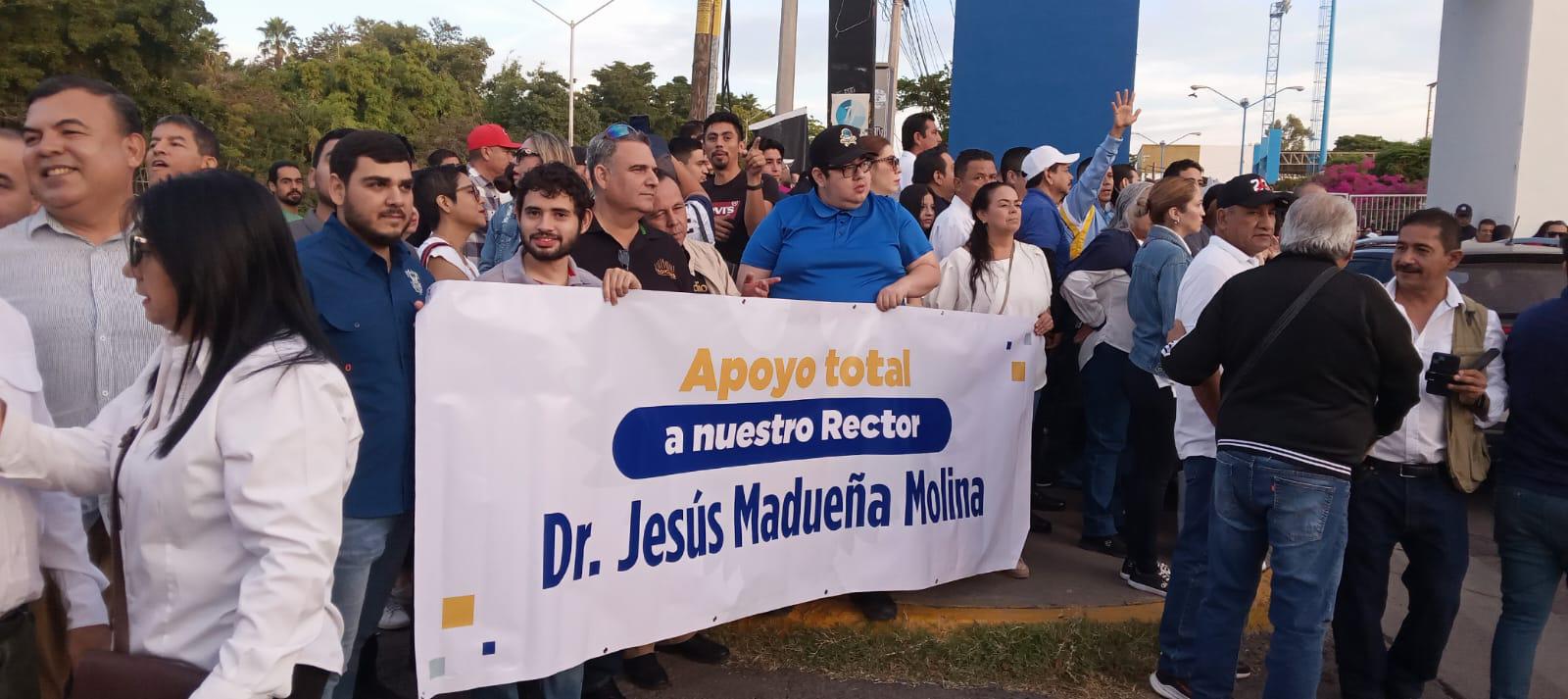$!Empleados de la UAS se manifiestan en Culiacán pidiendo más presupuesto y respaldando al Rector
