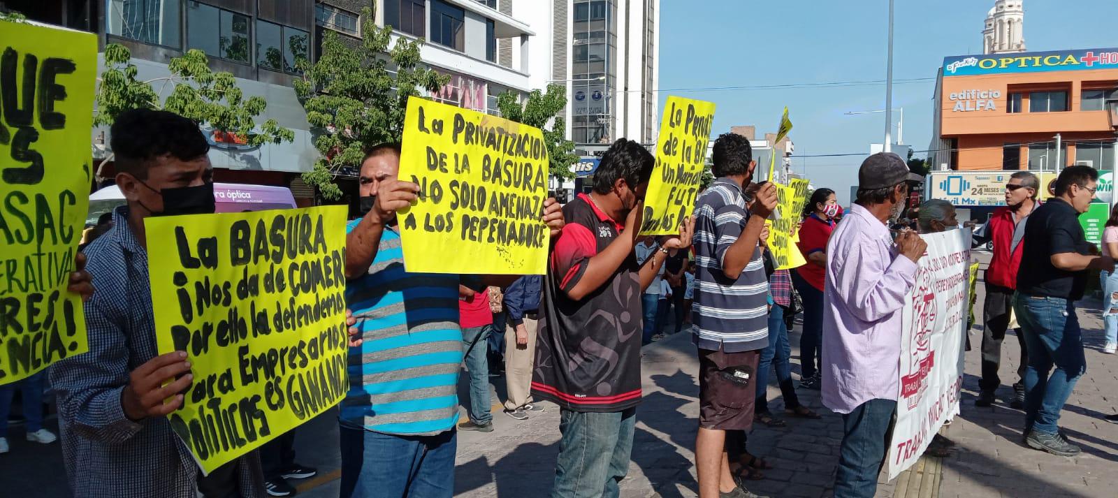 $!Pepenadores de Culiacán protestan contra posible privatización del basurón