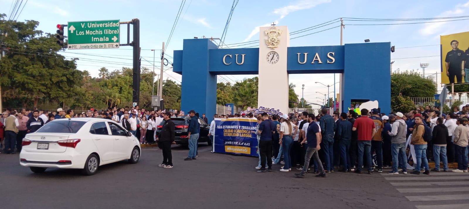 $!Empleados de la UAS se manifiestan en Culiacán pidiendo más presupuesto y respaldando al Rector