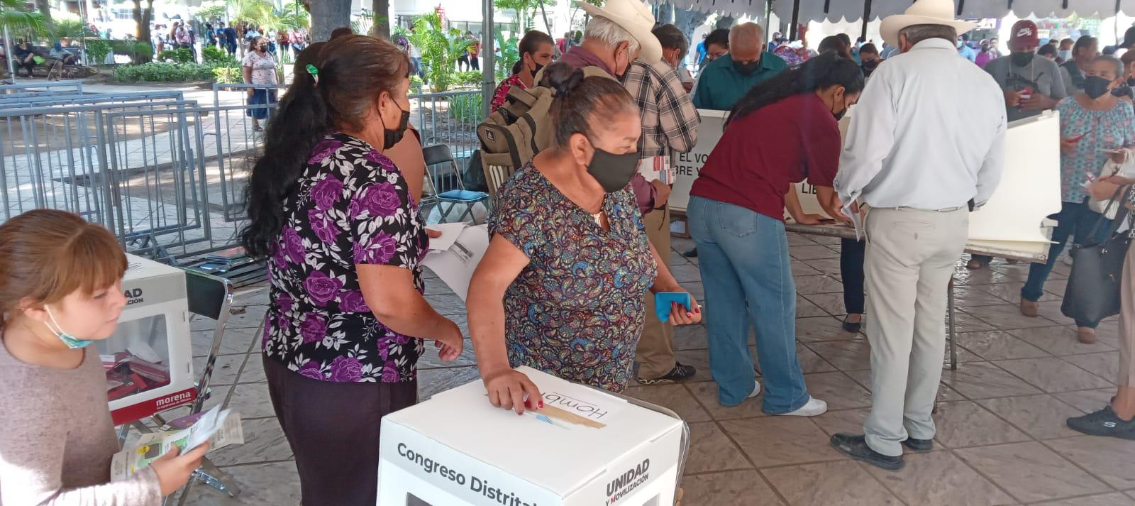 $!Larga fila en elección de consejeros de Morena, en Culiacán