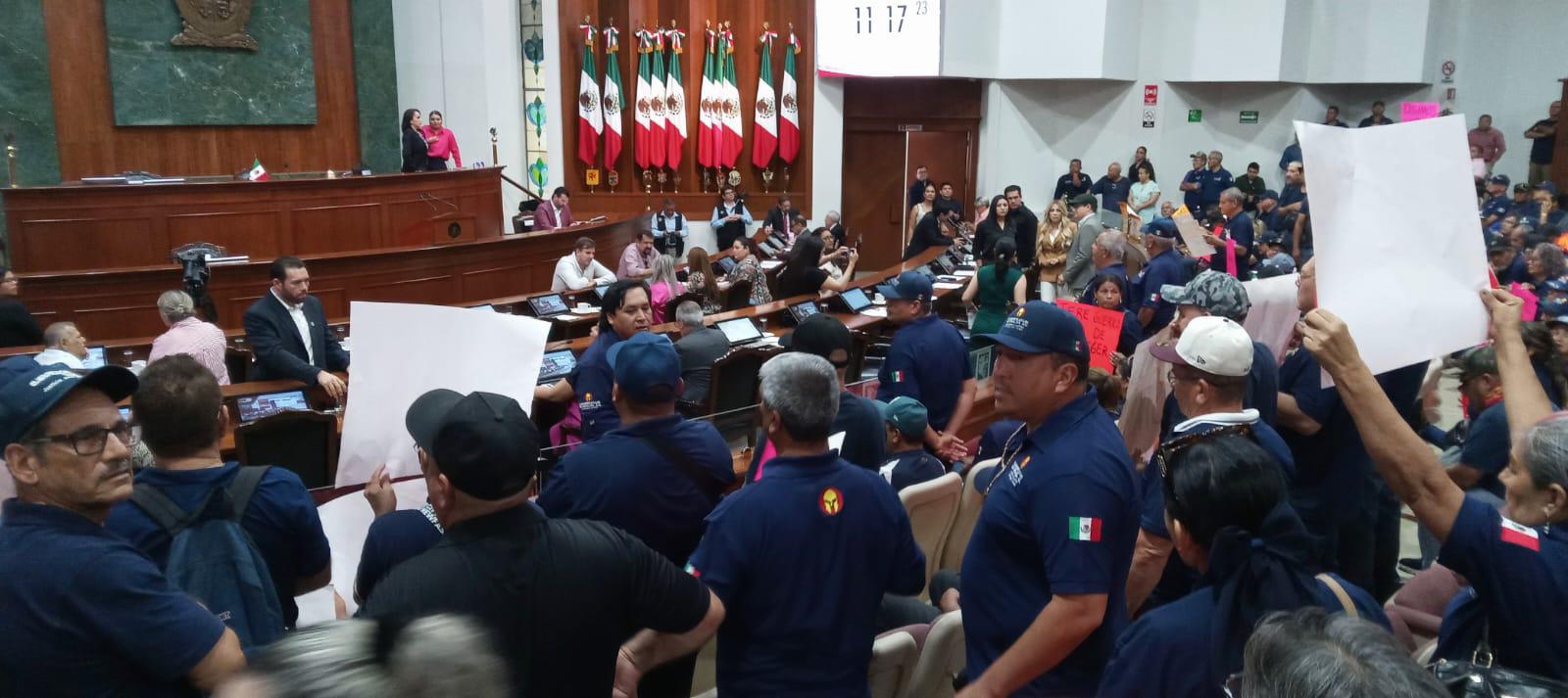 $!Colectivo de policías jubilados se manifiesta en el Congreso del Estado