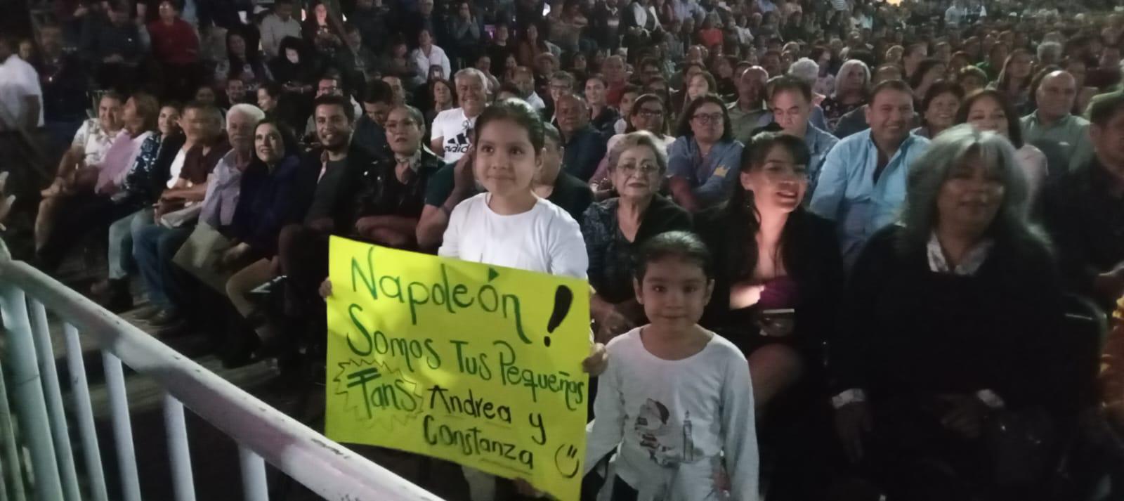 $!Andrea y Constanza, las pequeñas fans de Napoleón en Durango.