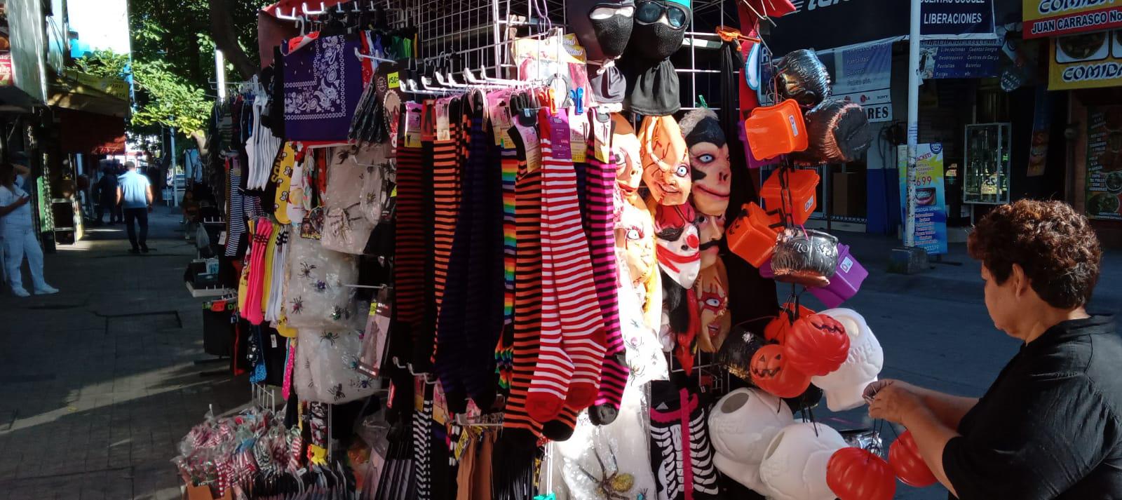 $!Ventas del comercio ambulante de Culiacán repuntan hasta un 80% en artículos para Halloween