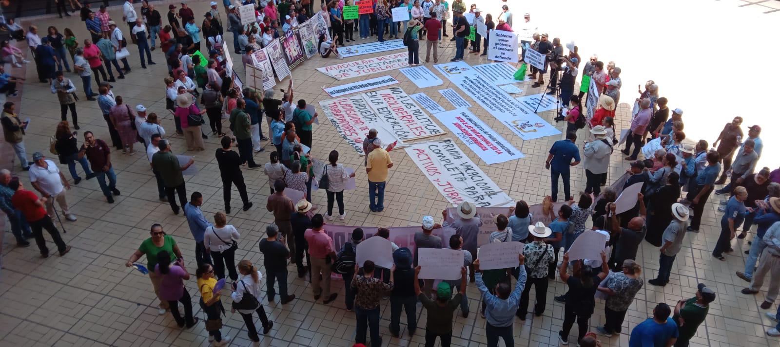 $!Se manifiestan activos y jubilados de la UAS en Palacio de Gobierno contra la reingeniería financiera