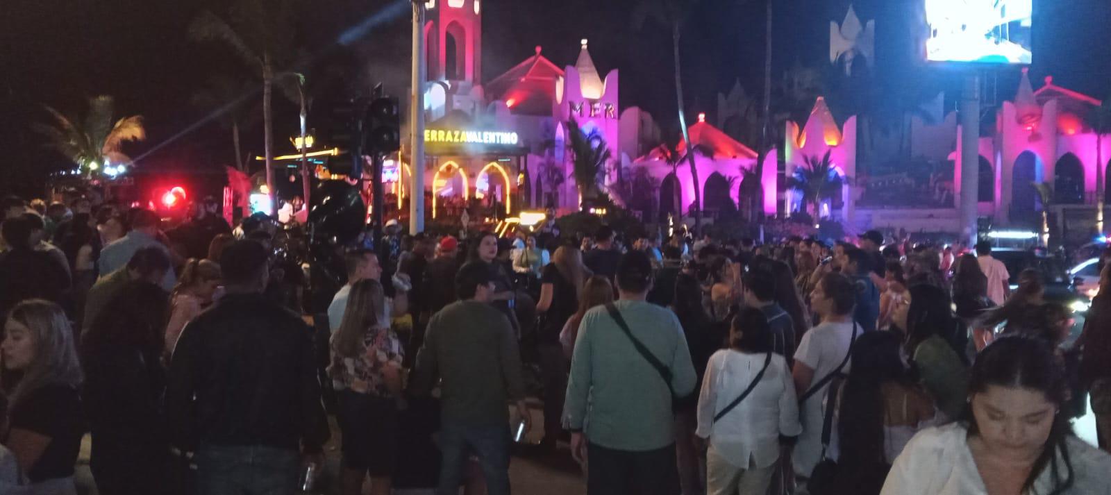 $!Miles se reúnen en el malecón de Mazatlán en la noche del sábado de Semana Santa