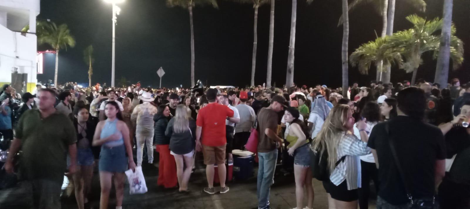 $!Miles se reúnen en el malecón de Mazatlán en la noche del sábado de Semana Santa
