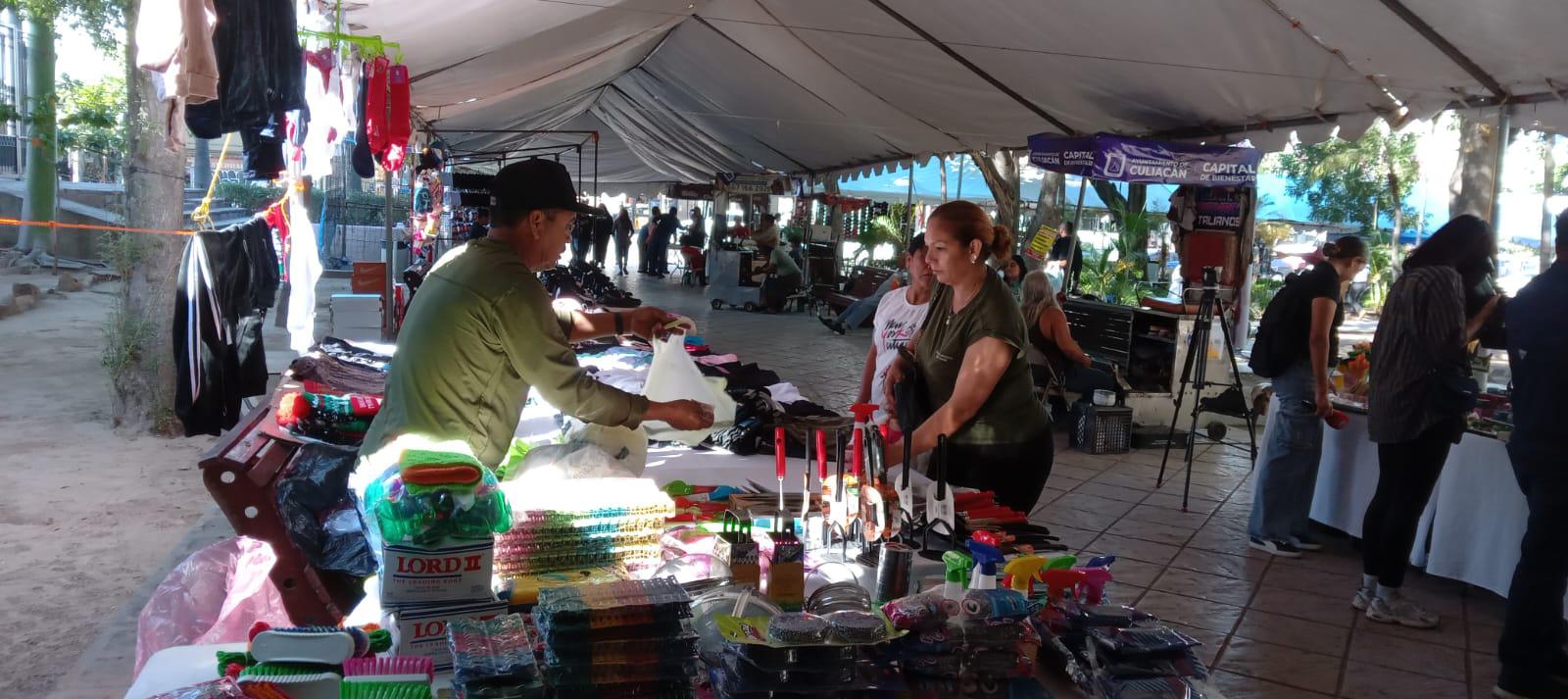 $!Comerciantes de Culiacán abren el Bazar Navideño, buscan repunte del 100 por ciento