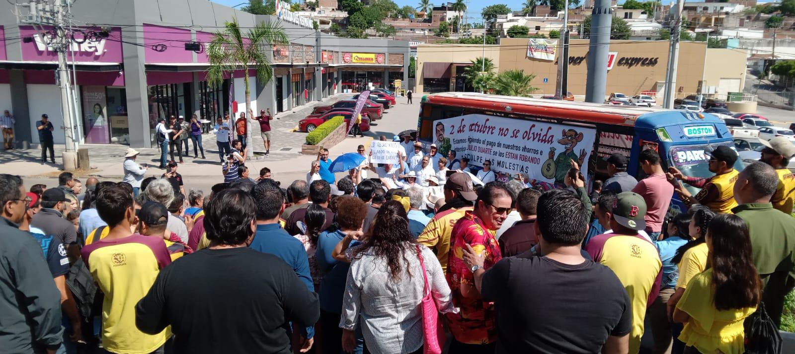 $!Trabajadores y jubilados del Stasac se enfrentan frente al sindicato