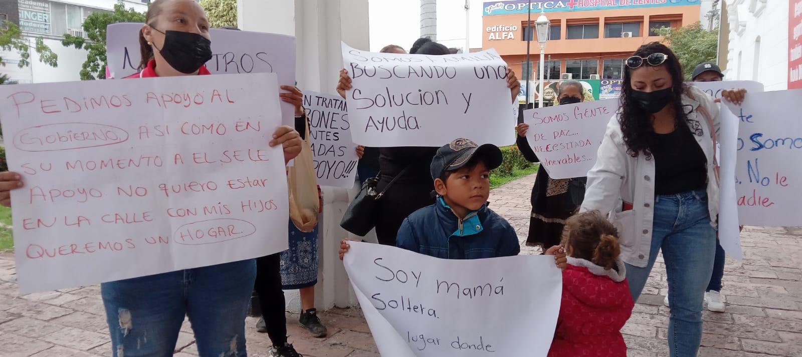 $!En Culiacán, familias sin hogar viven desde hace dos semanas en un predio de Lázaro Cárdenas; denuncian amenazas y piden apoyo